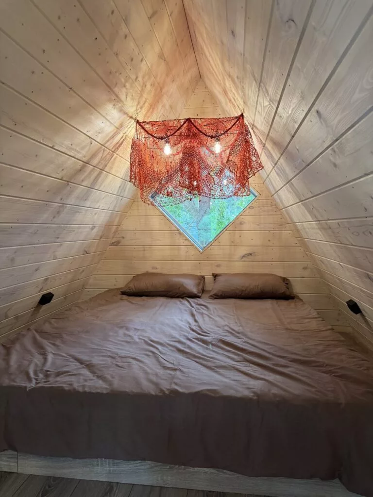 A-frame «Вязаный» с авторским декором до 4 гостей: спальня под крышей