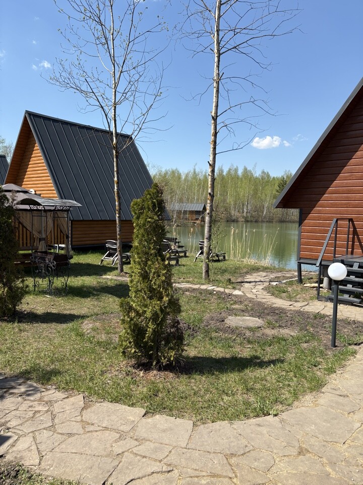 Шале «Компани приват» 50 м² у воды до 6 гостей: шале и дорожка к озеру