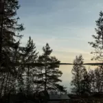 Глэмпинг Dream House in Karelia на Ладоге, общий вид: залив сквозь сосны