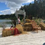 Банкетная площадка Forest Lake у озера Лебяжье, общий вид: пирс у озера с декором