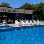 База отдыха Villa La Vita в Смоленской, общий вид: бассейн у входа