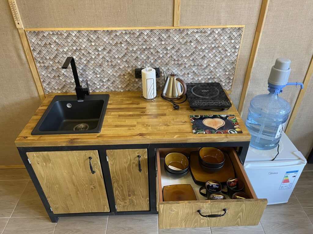 Двухуровневый барнхаус с кухней и мангальной зоной до 4 гостей: кухонный уголок