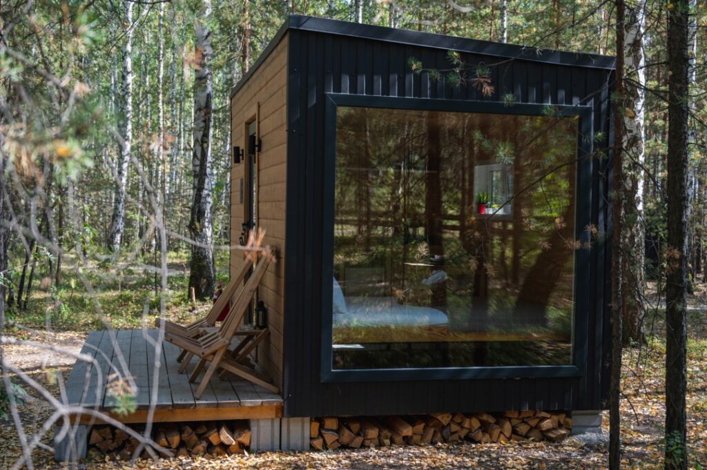 Компактный домик TÄLLY или MÖKKI 12,5 м² на двоих: домик вечером