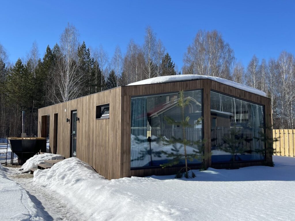 Barn House Glass №8 с остеклённым фасадом до 6 гостей, Парк-отель «Дача» в Верхнем Дуброво: барнхаус со стеклянным углом зимой