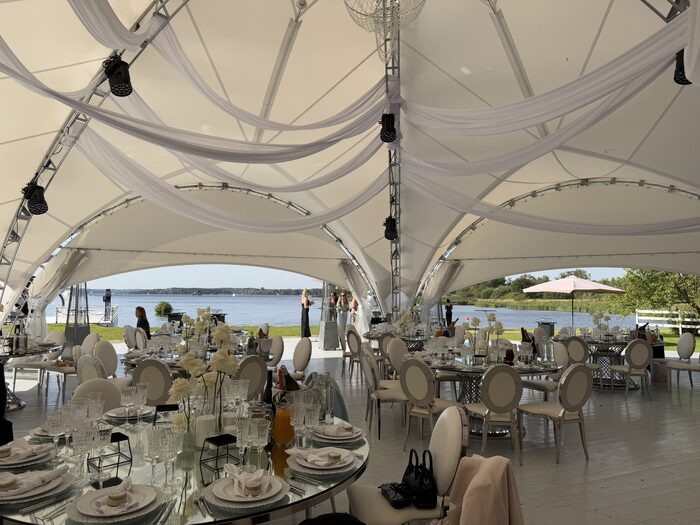 Свадебный арочный шатёр Sunset Bay с террасой на воде до 140 гостей: банкетная рассадка в шатре