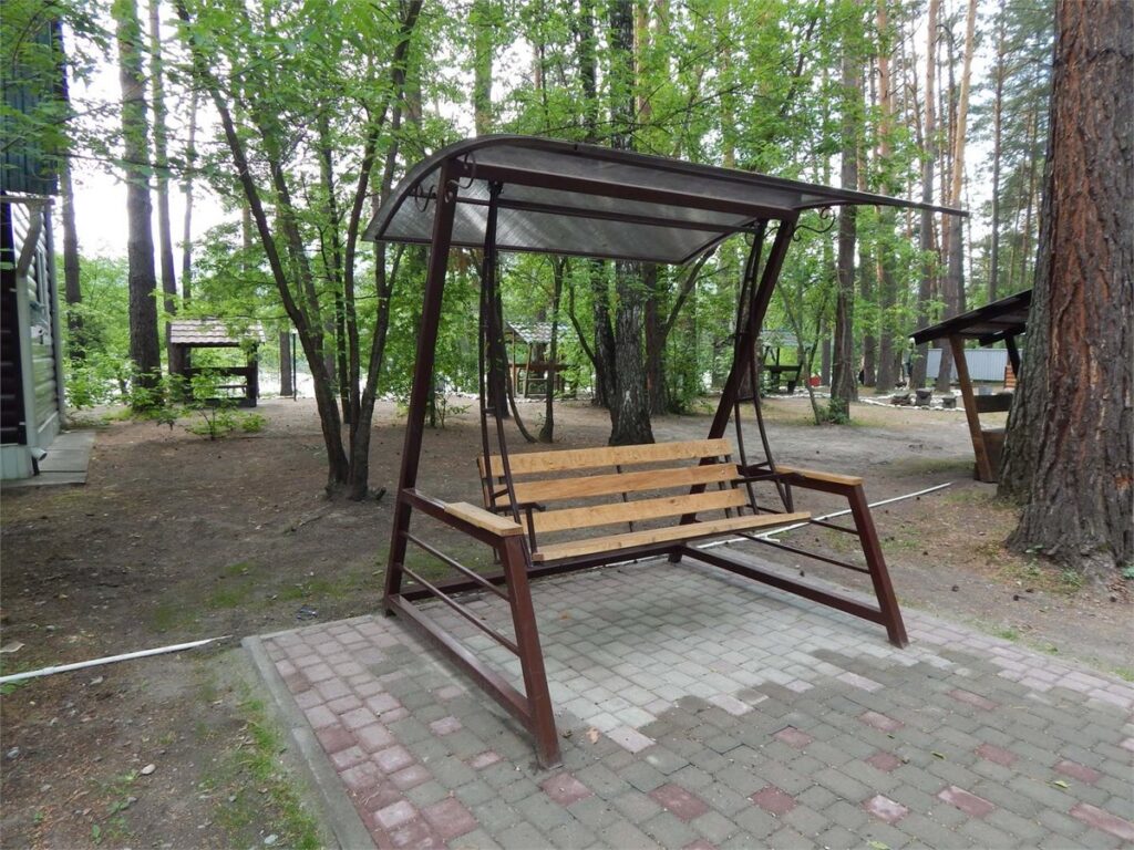 Шале из бруса с гостиной и спальней, 4 одинаковых дома до 4 гостей: качели у дома