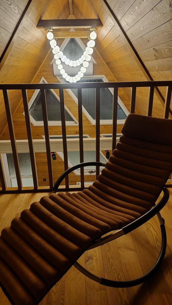 Большой New A-Frame 84 м² с фурако на террасе до 8 гостей: чил-зона с креслом-качалкой