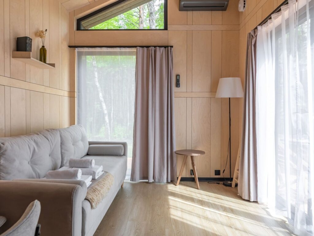 Двухуровневый дом-студия 24 м² до 4 гостей, дом №9, База отдыха BarnHouse: диван у панорамного окна