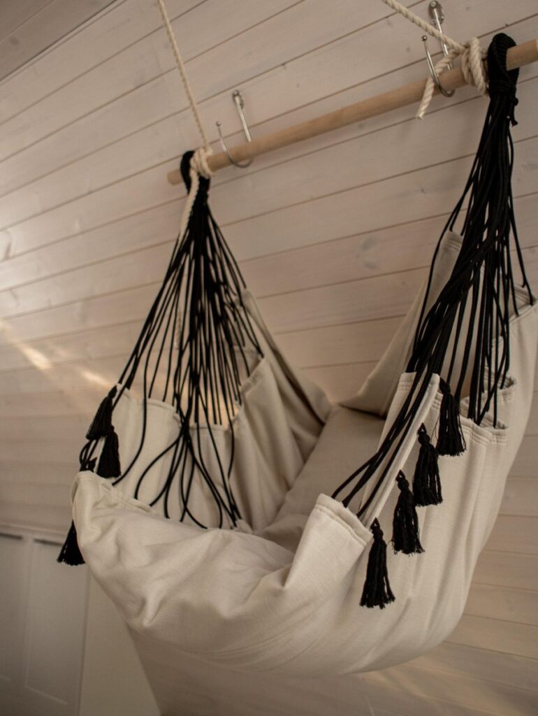 Малый A-frame в светлых тонах с гамаком-сеткой до 4 гостей, A-frame домики Forest Tale в Дегтярске: подвесное гамак-кресло