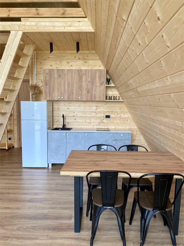 A-фрейм «Космический треугольник» 70 м² с видом на пруд до 6 гостей: кухня и обеденный стол