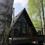 Глэмпинг Urman Camp в берёзовой роще, общий вид: A-фрейм среди берёз