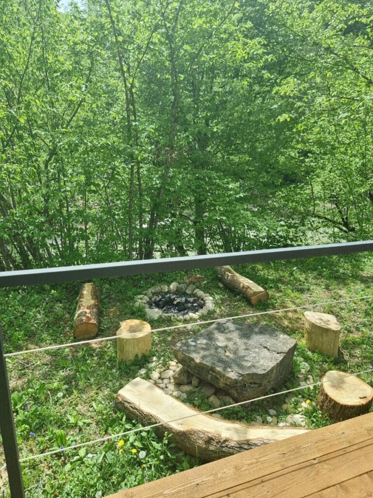 Остеклённая сфера 28 м² с панорамным окном для двоих, Глэмпинг «Шамбала» в Мезмае: кострище в лесу