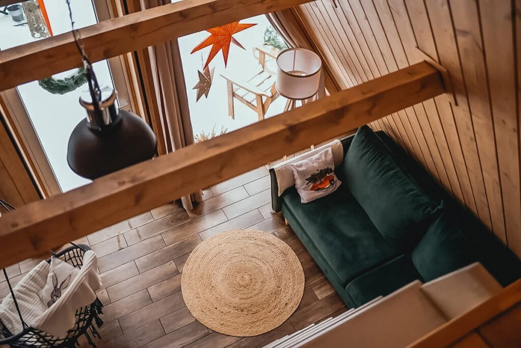 Маленький A-frame дом 36 м² с подвесным креслом, шесть одинаковых, до 4 гостей: гостиная с диваном