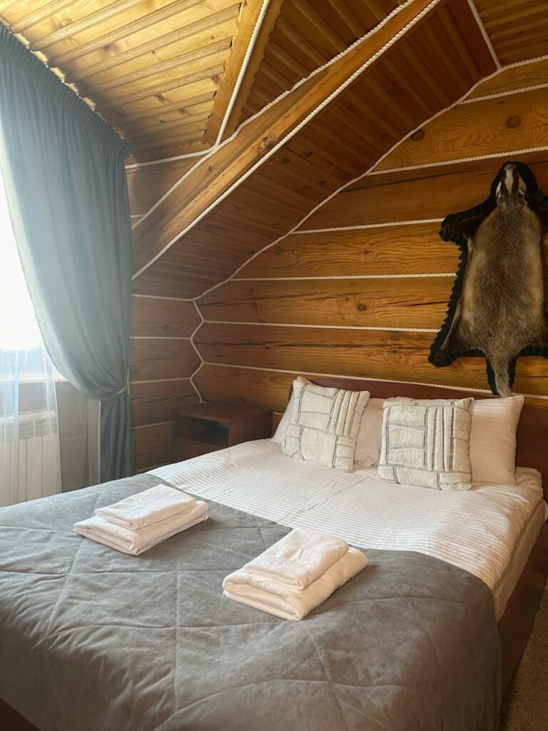 Люкс-коттедж «Русский Стиль» 180 м² с четырьмя спальнями до 8 гостей: спальня под крышей