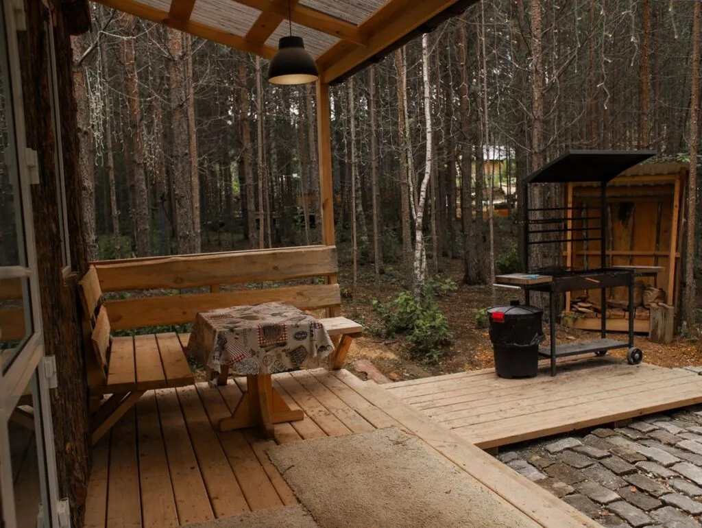 Хижина на двоих с террасой на крыше, A-frame домики Forest Tale в Дегтярске: терраса со столом