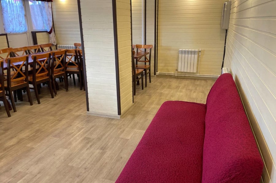 Средний тёплый домик-беседка 45 м² с большим двором до 30 гостей: диван у стены