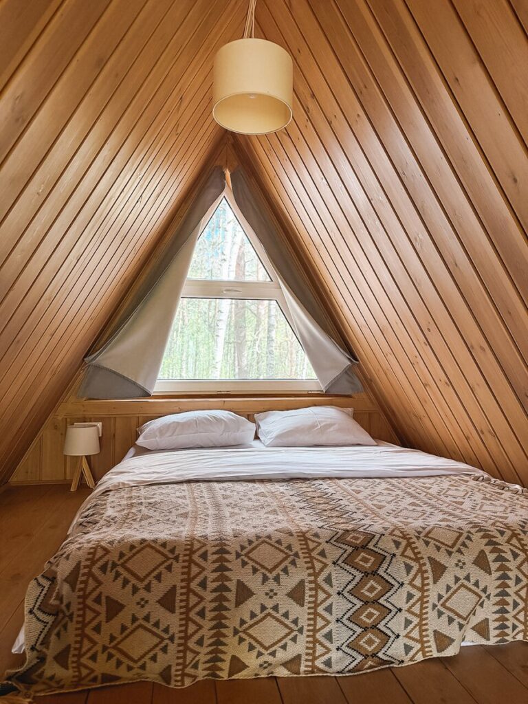 Маленький A-frame дом 36 м² с подвесным креслом, шесть одинаковых: спальня под скатом крыши