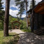 Konak House на Софийской поляне в Архызе, общий вид: дорожка к беседке