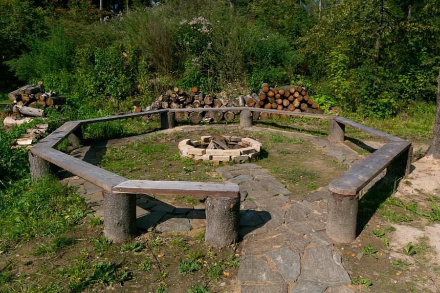 Два одинаковых деревянных коттеджа на 11 гостей с завтраками: костровая зона