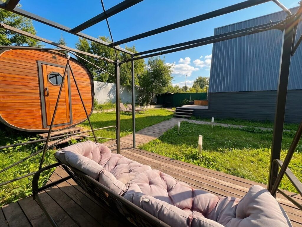 A-фрейм 52 м² с баней-бочкой и купелью на террасе до 7 гостей: качели под навесом