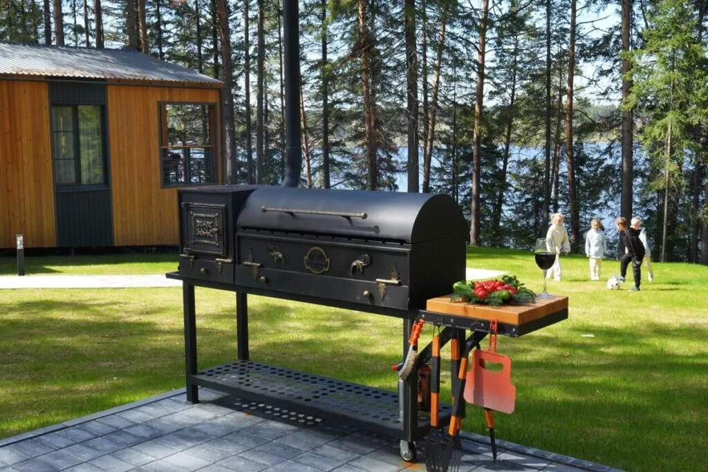 Дом с личной сауной и дровяным чаном до 4 гостей (3 одинаковых дома): гриль на лужайке у воды