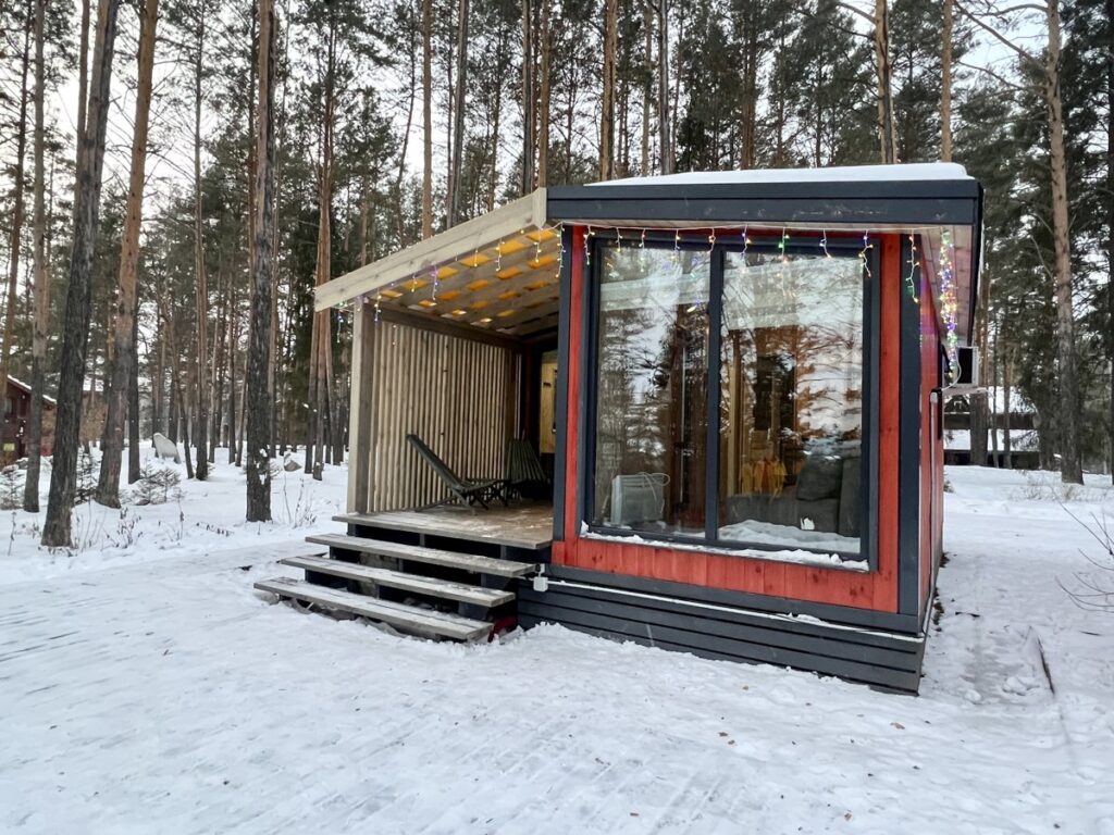 Домик в лесу «Красная горка» с панорамными окнами до 3 гостей, Турбаза «Чусовая»: панорамное окно снаружи