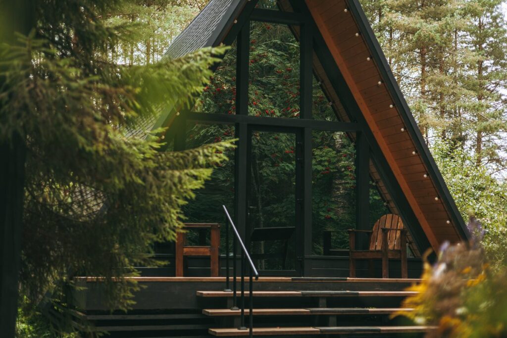 Треугольный A-frame 45 м² с купелью и гриль-очагом, четыре одинаковых, до 4 гостей: домик среди елей