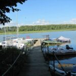 База отдыха Салют в Алёхново, общий вид: пирс и берег водохранилища