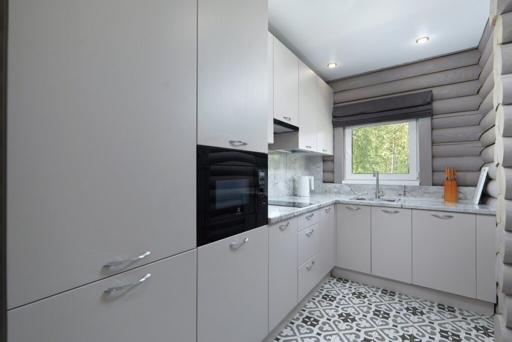 Коттедж 260 м² с бассейном, сауной и караоке до 8 гостей: кухня