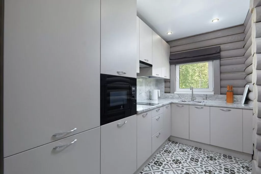 Коттедж 260 м² с бассейном, сауной и караоке до 8 гостей: кухня