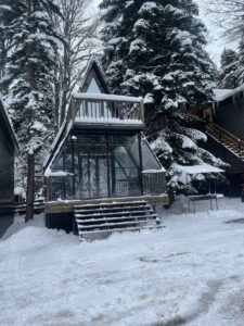 Двухэтажный A-фрейм 40 м² с балконом до 7 гостей