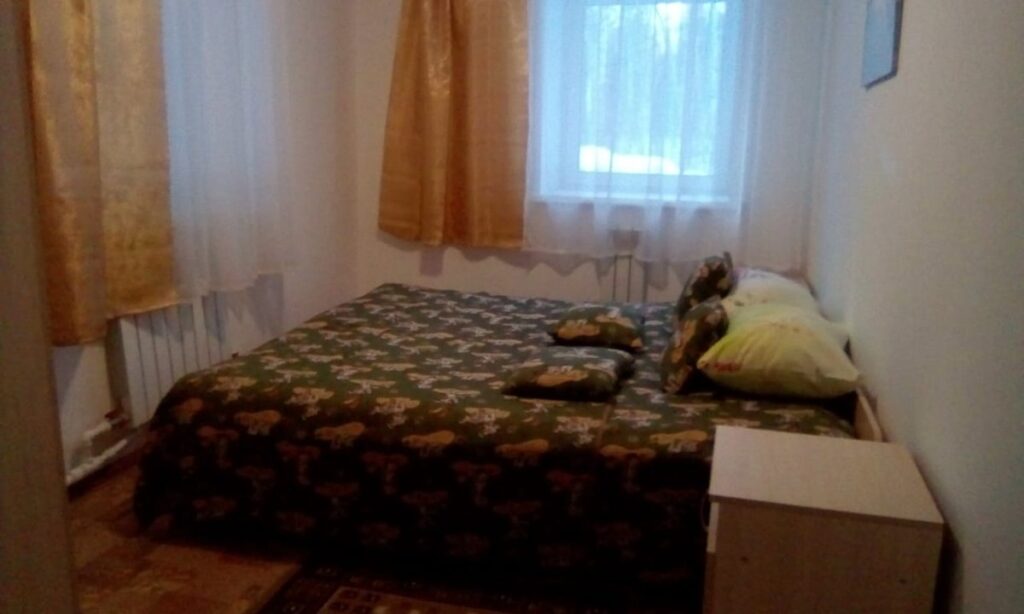 «Дом бабушки» с двумя спальнями и мангалом до 4 гостей: спальня с двуспальной кроватью