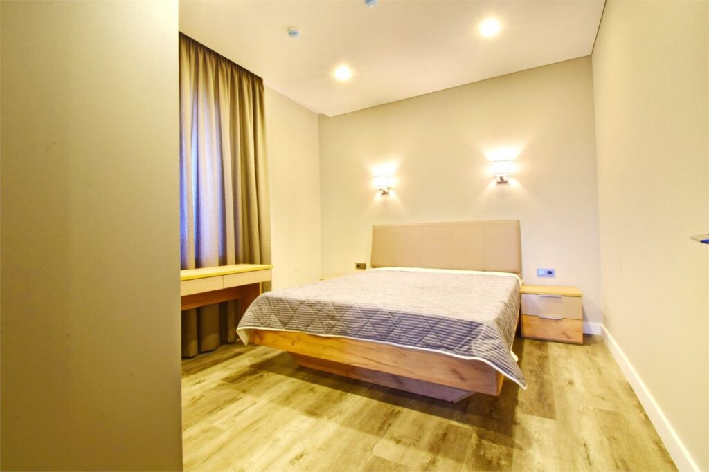 Коттедж «Престиж» 250 м² с бассейном и сауной, до 15 гостей: спальня
