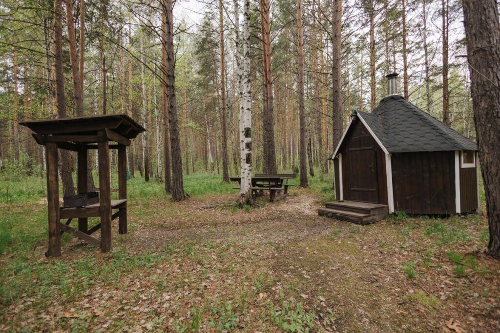 Тёплый гриль-домик с очагом до 6 человек, Глэмпинг «Тишины хочу» на Режевском тракте: гриль-домик и навес