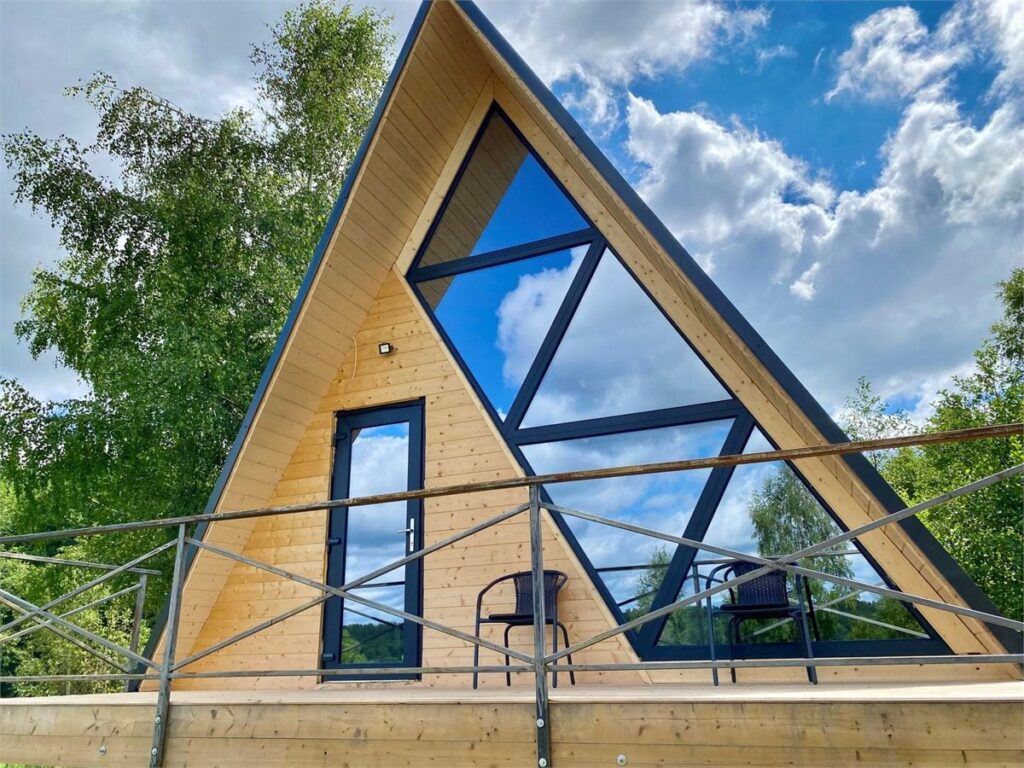 A-фрейм «Космический треугольник» 70 м² с видом на пруд до 6 гостей: A-фрейм летом