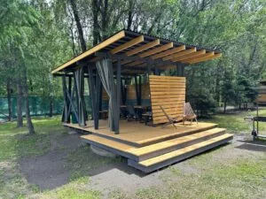 Две открытые беседки #1 и #3 с мягкими диванами и мангалом до 15 человек