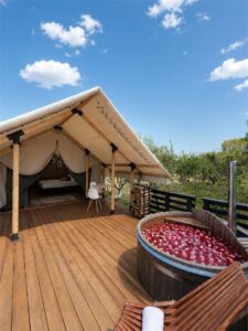 Tent-house 35 м² с крытой террасой и фурако до 3 гостей, 5 тентов