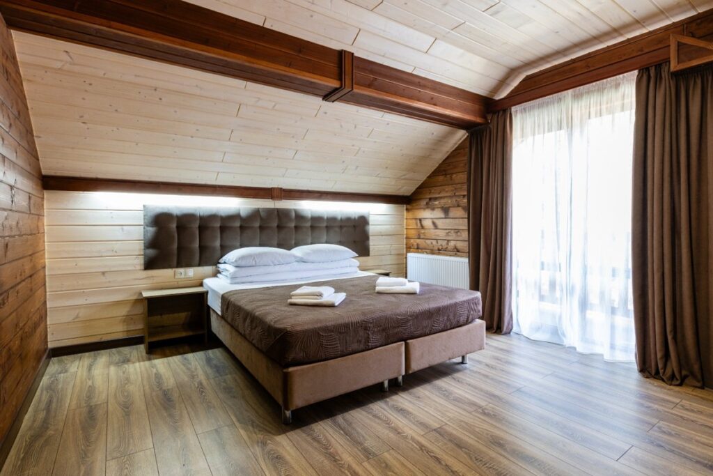 Шале на пять спален с камином, два одинаковых, до 10 гостей: спальня