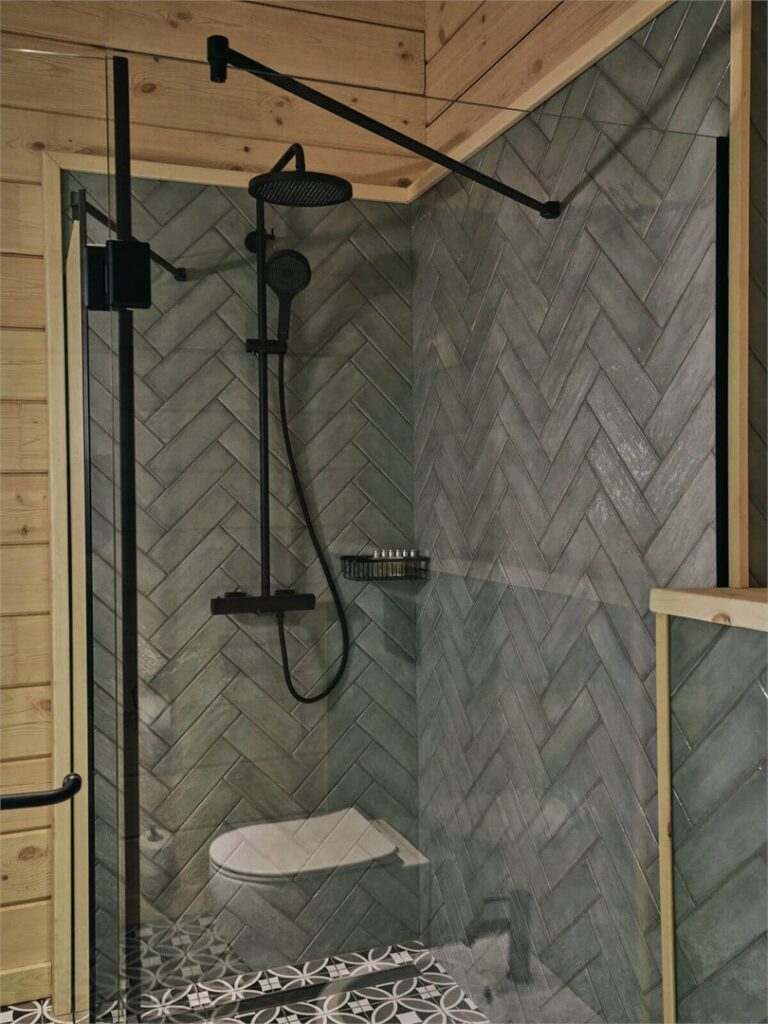 Двухэтажное Делюкс Шале 180 м² с балконом до 6 гостей: душевая с плиткой