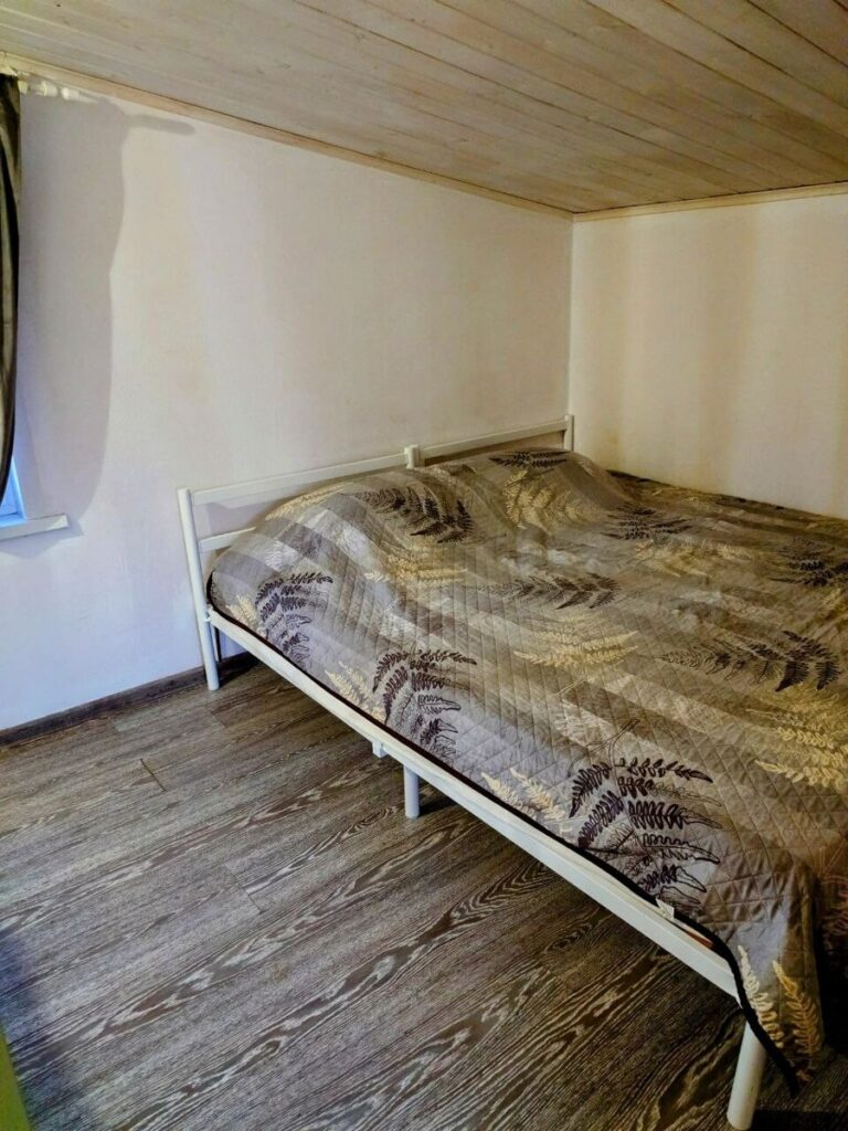 Коричневый дом над рекой, четыре спальни, до 10 гостей: двуспальная кровать