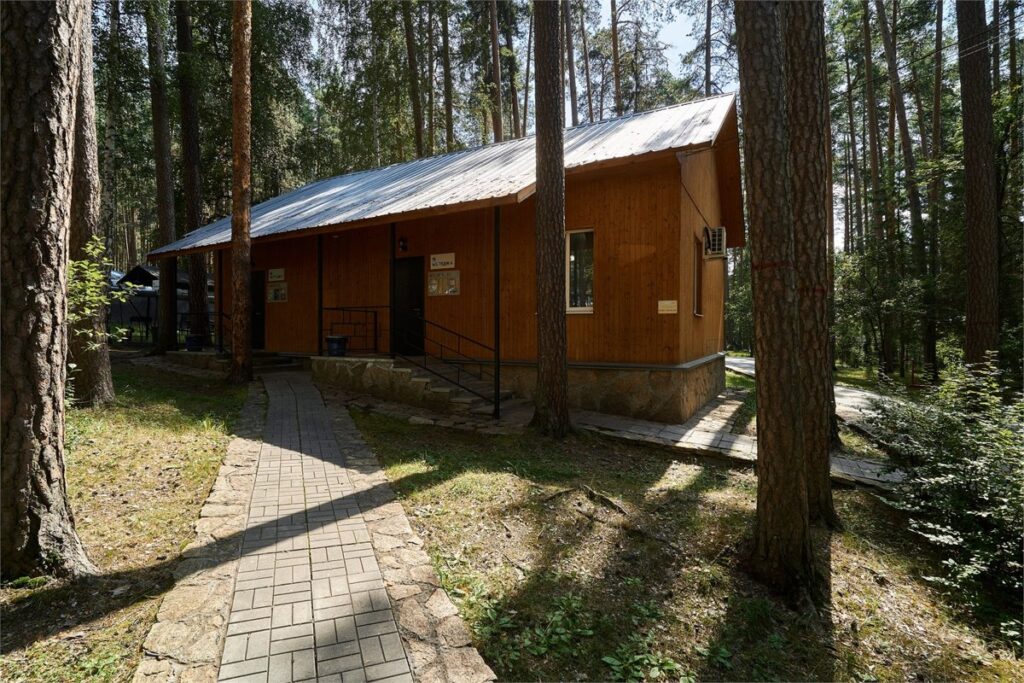 Коттедж №4 с верандой в сосновом бору до 6 гостей, Загородный комплекс «Салют»: деревянный коттедж среди сосен