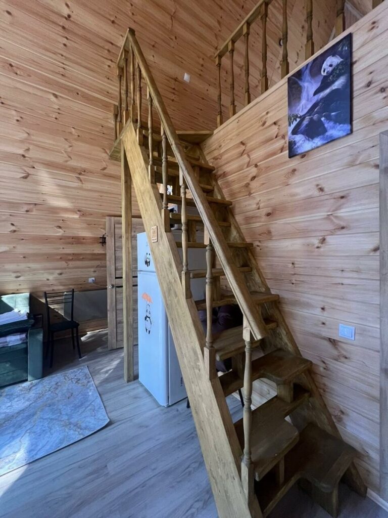 A-фрейм 56 м² с террасой и креслом-коконом до 6 гостей, 3 дома: лестница на второй этаж