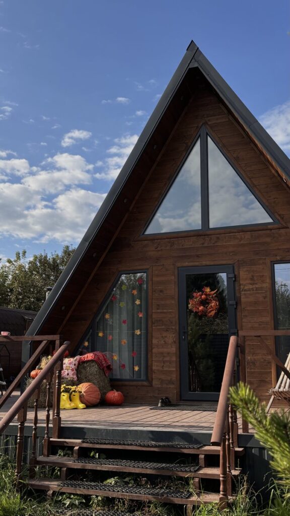 Два одинаковых A-frame дома с баней, фурако и бассейном до 8 гостей: A-frame дом снаружи