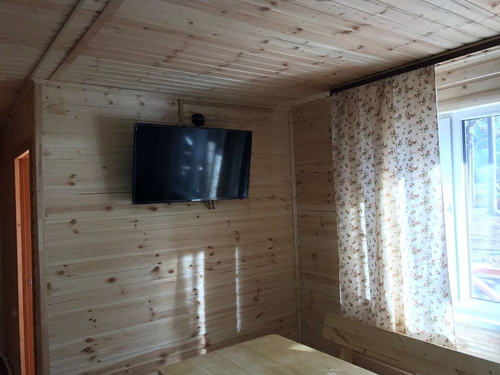 Шале с треугольным фронтоном и балконом на горы до 9 гостей: комната с телевизором