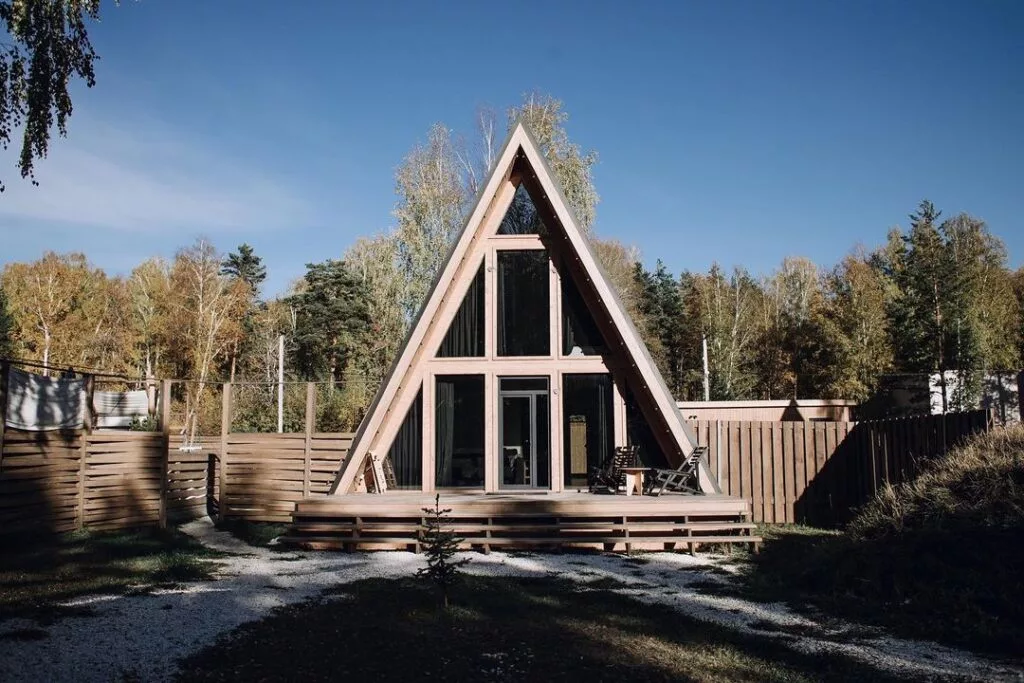Большой A-frame №5 с тремя спальнями до 8 гостей: A-frame с высоким остеклением