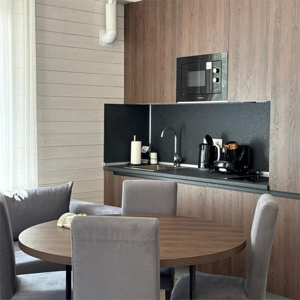 Шале Peak Chalet с панорамными окнами на горы до 8 гостей: кухня