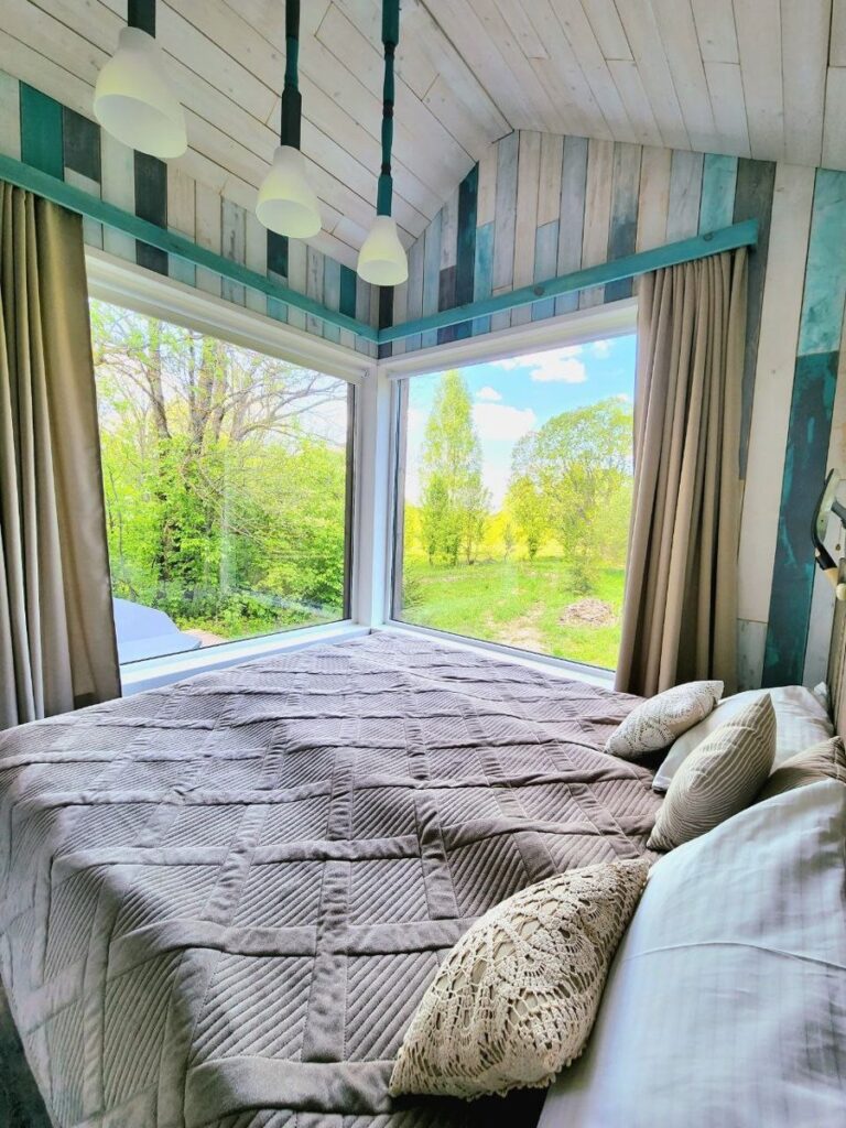 Барн «Сарай» 18 м² с окнами на две стороны для пары: кровать у углового окна