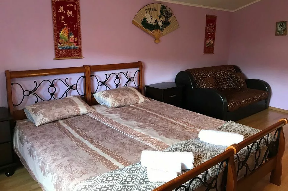 Дом для пары «Дом влюблённых» 46 м² до 4 гостей: спальня с двуспальной кроватью