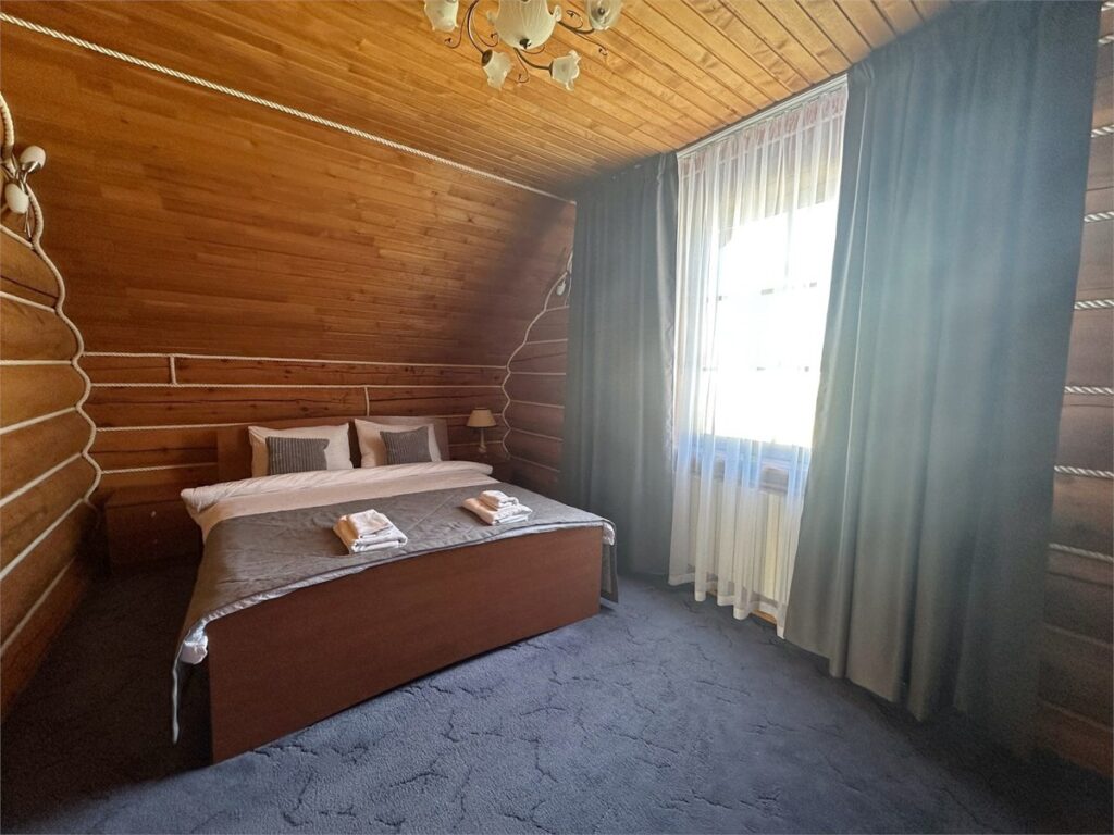 Бревенчатый коттедж «Викинг» с двумя спальнями до 6 гостей: вторая спальня