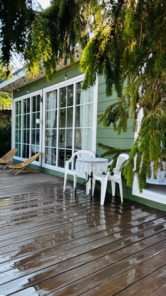 Дача 40 м² с видом на водохранилище до 3 гостей, Дача Филгуд: терраса со стульями